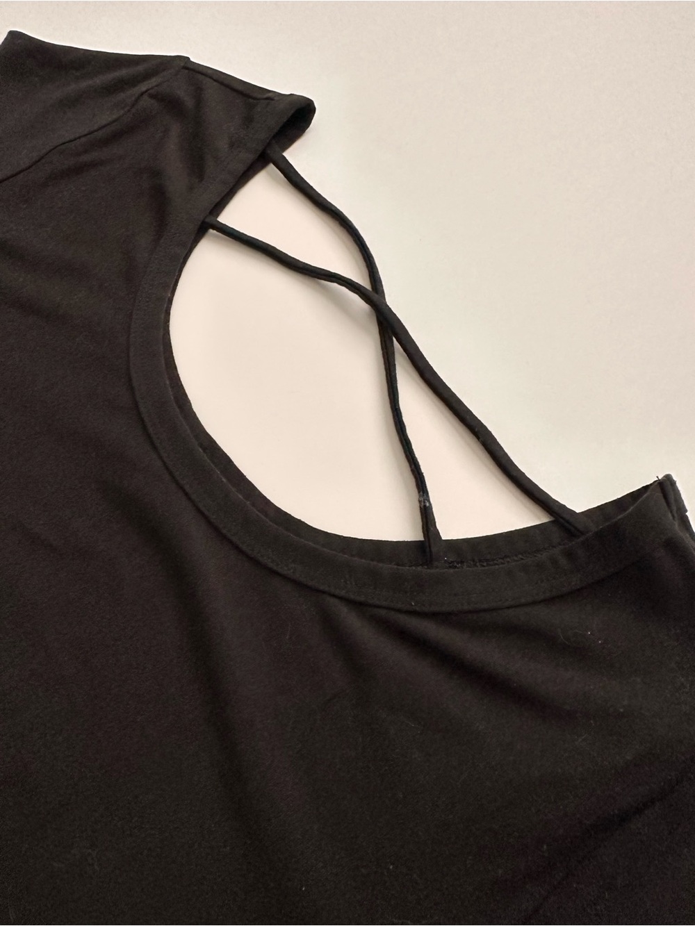 No Boundaries Black Short Sleeve Scoop Neck Top with Crisscross Back - Picture 3 of 5